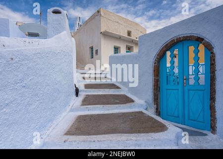 Caratteristico vicolo nel villaggio di Pyrgos Kallistis, Santorini Foto Stock