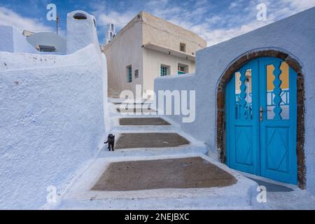 Caratteristico vicolo nel villaggio di Pyrgos Kallistis, Santorini Foto Stock