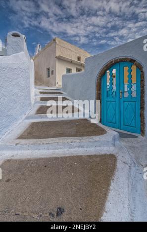 Caratteristico vicolo nel villaggio di Pyrgos Kallistis, Santorini Foto Stock