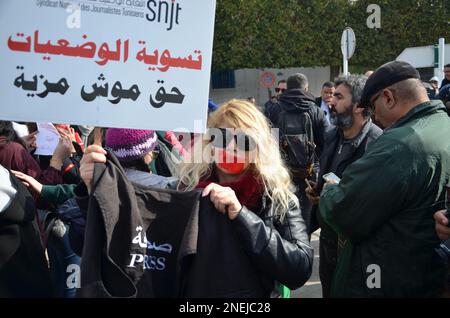 Kasbah, Tunisi, Tunisia. 16th Feb, 2023. Decine di giornalisti e attivisti per i diritti umani hanno protestato giovedì a Tunisi contro la politica che essi definiscono repressiva del potere, con l'obiettivo secondo loro di intimidire i media.''No alla repressione dei giornalisti'', ''chiediamo una stampa indipendente e libera''', ''vergogna per la Presidenza che vuole limitare la libertà dei giornalisti'', in particolare ha cantato i dimostranti riuniti presso gli uffici della Presidenza del governo nella kasbah di Tunisi. (Credit Image: © Chokri Mahjoub/ZUMA Press Wire) SOLO PER USO EDITORIALE! Non per Co Foto Stock