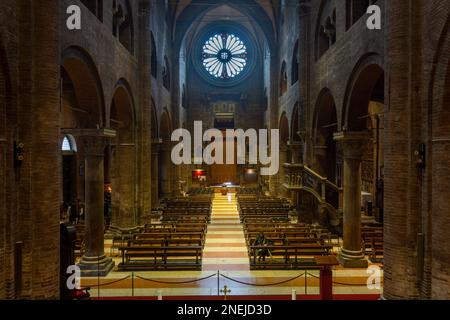 Vista simmetrica degli interni del Duomo di Modena. Foto di scorta Foto Stock