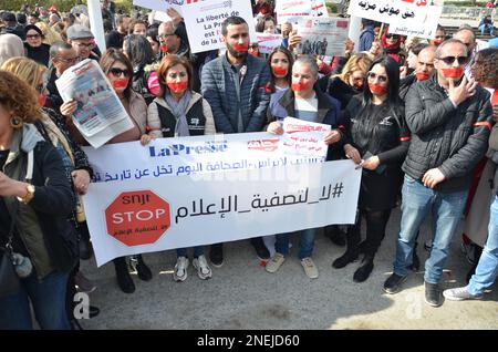 Kasbah, Tunisi, Tunisia. 16th Feb, 2023. Decine di giornalisti e attivisti per i diritti umani hanno protestato giovedì a Tunisi contro la politica che essi definiscono repressiva del potere, con l'obiettivo secondo loro di intimidire i media.''No alla repressione dei giornalisti'', ''chiediamo una stampa indipendente e libera''', ''vergogna per la Presidenza che vuole limitare la libertà dei giornalisti'', in particolare ha cantato i dimostranti riuniti presso gli uffici della Presidenza del governo nella kasbah di Tunisi. (Credit Image: © Chokri Mahjoub/ZUMA Press Wire) SOLO PER USO EDITORIALE! Non per Co Foto Stock