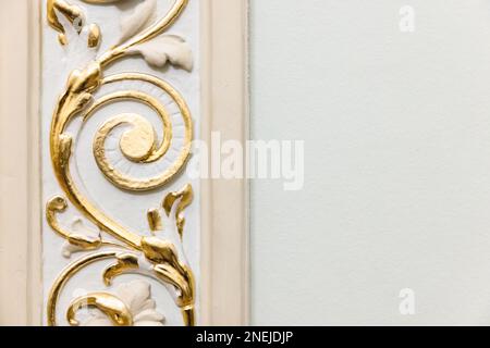 Dettagli interni di lusso classici, elementi bianchi e dorati di decorazione delle pareti in gesso Foto Stock