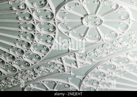 Dettagli di design del soffitto in stile gotico. Bassorilievo in gesso bianco, modello astratto di architettura classica Foto Stock