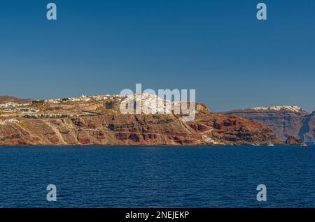 Vista panoramica del villaggio di Oia arroccato sulla caldera, Santorini Foto Stock