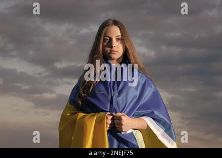 bambino patriottico teen ucraino con bandiera nazionale di ucraina Foto Stock