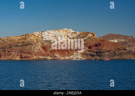 Vista panoramica del villaggio di Oia arroccato sulla caldera, Santorini Foto Stock