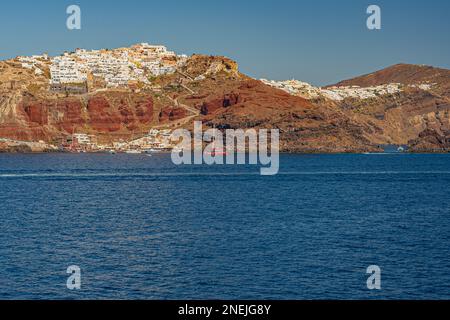 Vista panoramica del villaggio di Oia arroccato sulla caldera, Santorini Foto Stock