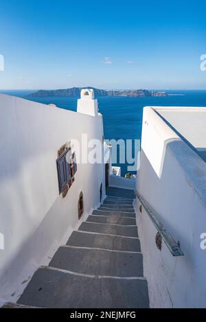 Scala caratteristica con grandi gradini grigi, isola di Santorini GR Foto Stock