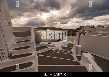 Caratteristica scalinata con grandi gradini grigi, Santorini Foto Stock