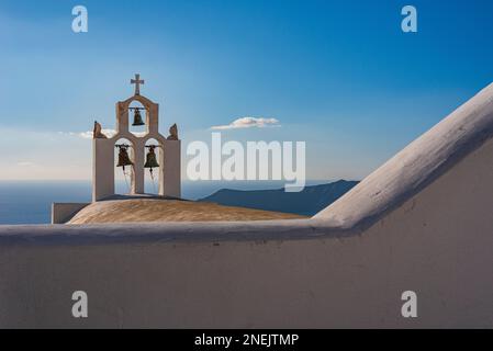 Caratteristico campanile imbiancato che si affaccia sulla caldera di Santorini Foto Stock