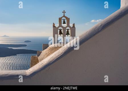 Caratteristico campanile imbiancato che si affaccia sulla caldera di Santorini Foto Stock