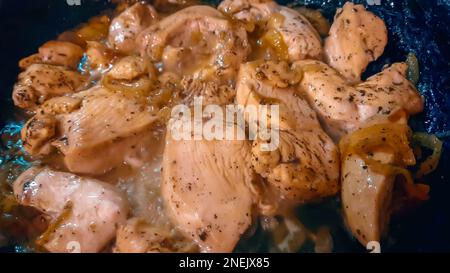 Sano fatto in casa deliziosa carne di pollo cucinata con funghi freschi, cipolla ed erbe, keto cibo Foto Stock