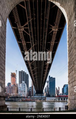 vista del centro di manhattan e del ponte ed koch queensboro dall'isola di roosevelt Foto Stock