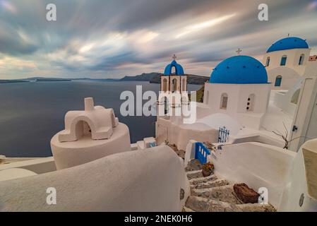 Vista panoramica sulla caldera dal villaggio di Oia, Santorini Foto Stock