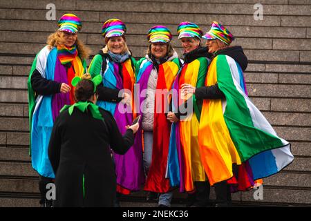 Colonia, Germania. 16th Feb, 2023. Le viste generali dei festaioli che scattano le foto davanti alla Cattedrale del Duomo sono viste durante l'apertura del giorno di Carnevale delle Donne a Colonia, Germania il 16th febbraio 2023 (Foto di Ying Tang/NurPhoto).0 Credit: NurPhoto SRL/Alamy Live News Foto Stock