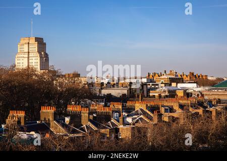 Tetti degli edifici residenziali di Bedford Avenue e torre dell'Università di Londra nel sole del pomeriggio. Quartiere Bloomsbury di Londra, Inghilterra. Foto Stock