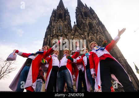 Colonia, Germania. 16th Feb, 2023. Le viste generali dei festaioli che scattano le foto davanti alla Cattedrale del Duomo sono viste durante l'apertura del giorno di Carnevale delle Donne a Colonia, Germania il 16th febbraio 2023 (Foto di Ying Tang/NurPhoto).0 Credit: NurPhoto SRL/Alamy Live News Foto Stock