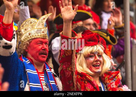 Colonia, Germania. 16th Feb, 2023. Migliaia di festeggiatori si riuniscono presso il vecchio mercato di Colonia, in Germania, il 16 febbraio 2023 per celebrare l'apertura del Carnevale delle donne. (Foto di Ying Tang/NurPhoto) Credit: NurPhoto SRL/Alamy Live News Foto Stock