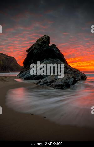 Tramonto dalla spiaggia di Llangrannog durante l'inverno a Ceredigion, Galles Foto Stock