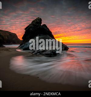 Tramonto dalla spiaggia di Llangrannog durante l'inverno a Ceredigion, Galles Foto Stock