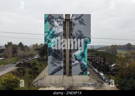 Roma, Italia. 16th Feb, 2023. (NOTA EDITORIALE: Immagine ripresa con il drone). Un murale lungo 40 metri creato dall'artista di strada olandese JDL (alter ego dell'artista Judith de Leeuw) su una parete del Corviale, un edificio pubblico di 958 metri (chiamato anche ''il grande serpente'' per la sua forma) a Roma. Il soggetto trae ispirazione dal mito di Icarus, metafora di una società che intende seguire un cammino poco attento al destino precario del clima e dell'ambiente, portandolo all'autodistruzione. (Credit Image: © Stefano Costantino/SOPA Images via ZUMA Press Wire) e Foto Stock