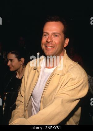 **FILE PHOTO** la famiglia di Bruce Willis annuncia la diagnosi della demenza. Bruce Willis e Demi Moore al The Chances are Premiere il 8 marzo 1989 al Mann Bruin Theatre di Westwood, California Credit: Ralph Dominguez/MediaPunch Foto Stock