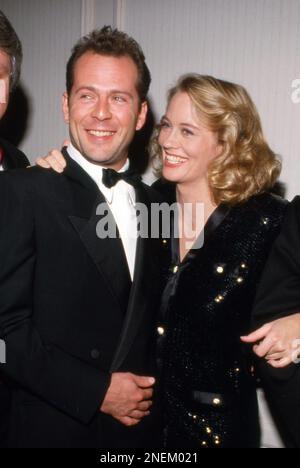 **FILE PHOTO** la famiglia di Bruce Willis annuncia la diagnosi della demenza. Bruce Willis e Cybil Shepherd ai 27th Annual International Broadcasting Awards 17 marzo 1987 Credit: Ralph Dominguez/MediaPunch Foto Stock