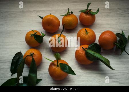 Mazzo di tangerini su un tavolo rustico. Ripresa dall'alto. Cibo scuro Foto Stock