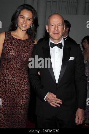 BEVERLY HILLS, CA - GENNAIO 05: Emma HeMing; Bruce Willis arriva al 68th° Premio annuale Golden Globe che si tiene presso l'hotel Beverly Hilton il 16 Gennaio 2011 a Beverly Hills, California. Persone: Emma HeMing; Bruce Willis Foto Stock