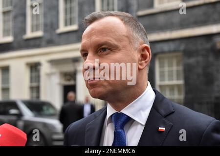Londra, Regno Unito, 16th febbraio 2023. Il presidente polacco ANDRZEJ DUDA parla ai media al di fuori di 10 Downing Street dopo aver incontrato il primo ministro britannico RISHI SUNAK per discutere dell'Ucraina. Credit: Thomas Krych/Alamy Live News Foto Stock