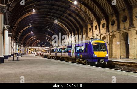 Treno TurboStar di classe 170 della Northern Rail sotto il tetto trainato alla stazione ferroviaria di York sulla linea principale della costa orientale Foto Stock