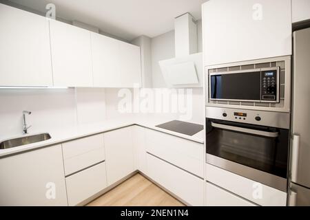 cucina moderna perfettamente attrezzata in una casa Foto Stock