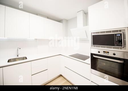 cucina moderna perfettamente attrezzata in una casa Foto Stock