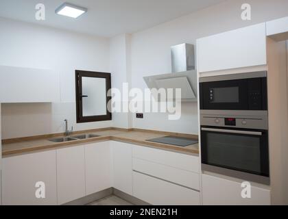 cucina moderna perfettamente attrezzata in una casa Foto Stock