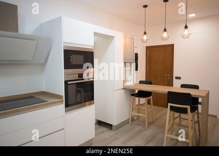 cucina moderna perfettamente attrezzata in una casa Foto Stock