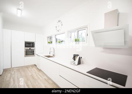 cucina moderna perfettamente attrezzata in una casa Foto Stock