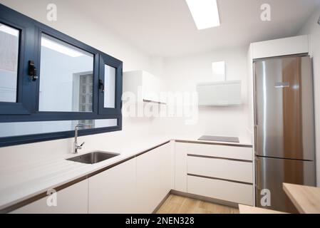 cucina moderna perfettamente attrezzata in una casa Foto Stock