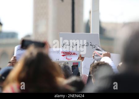 Tunisia. 16th Feb, 2023. I giornalisti stanno svolgendo nella Piazza del Governo della Kasbah, giovedì 16 febbraio 2023, giorno della "rabbia giornalistica", come parte di una serie di proteste sullo sfondo di ciò che considerava "la sistematica fame di giornalisti maschili e femminili, colpendo la permanenza dei media, e mirare alla libertà di stampa". (Foto di Mohamed KRIT/Sipa USA) Credit: Sipa USA/Alamy Live News Foto Stock