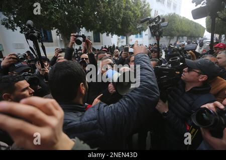 Tunisia. 16th Feb, 2023. I giornalisti stanno svolgendo nella Piazza del Governo della Kasbah, giovedì 16 febbraio 2023, giorno della "rabbia giornalistica", come parte di una serie di proteste sullo sfondo di ciò che considerava "la sistematica fame di giornalisti maschili e femminili, colpendo la permanenza dei media, e mirare alla libertà di stampa". (Foto di Mohamed KRIT/Sipa USA) Credit: Sipa USA/Alamy Live News Foto Stock