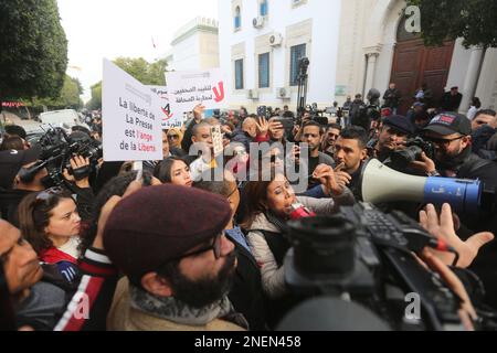 Tunisia. 16th Feb, 2023. I giornalisti stanno svolgendo nella Piazza del Governo della Kasbah, giovedì 16 febbraio 2023, giorno della "rabbia giornalistica", come parte di una serie di proteste sullo sfondo di ciò che considerava "la sistematica fame di giornalisti maschili e femminili, colpendo la permanenza dei media, e mirare alla libertà di stampa". (Foto di Mohamed KRIT/Sipa USA) Credit: Sipa USA/Alamy Live News Foto Stock