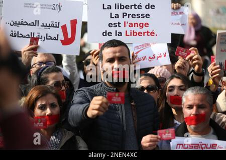 Tunisia. 16th Feb, 2023. I giornalisti stanno svolgendo nella Piazza del Governo della Kasbah, giovedì 16 febbraio 2023, giorno della "rabbia giornalistica", come parte di una serie di proteste sullo sfondo di ciò che considerava "la sistematica fame di giornalisti maschili e femminili, colpendo la permanenza dei media, e mirare alla libertà di stampa". (Foto di Mohamed KRIT/Sipa USA) Credit: Sipa USA/Alamy Live News Foto Stock