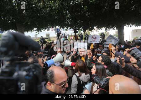 Tunisia. 16th Feb, 2023. I giornalisti stanno svolgendo nella Piazza del Governo della Kasbah, giovedì 16 febbraio 2023, giorno della "rabbia giornalistica", come parte di una serie di proteste sullo sfondo di ciò che considerava "la sistematica fame di giornalisti maschili e femminili, colpendo la permanenza dei media, e mirare alla libertà di stampa". (Foto di Mohamed KRIT/Sipa USA) Credit: Sipa USA/Alamy Live News Foto Stock