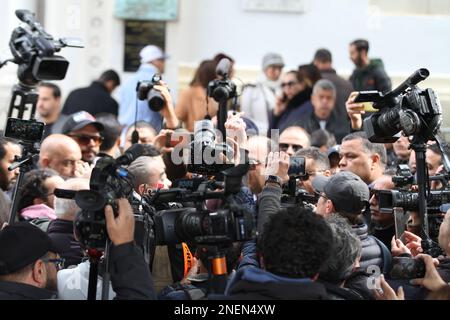 Tunisia. 16th Feb, 2023. I giornalisti stanno svolgendo nella Piazza del Governo della Kasbah, giovedì 16 febbraio 2023, giorno della "rabbia giornalistica", come parte di una serie di proteste sullo sfondo di ciò che considerava "la sistematica fame di giornalisti maschili e femminili, colpendo la permanenza dei media, e mirare alla libertà di stampa". (Foto di Mohamed KRIT/Sipa USA) Credit: Sipa USA/Alamy Live News Foto Stock