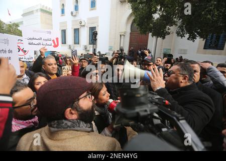 Tunisia. 16th Feb, 2023. I giornalisti stanno svolgendo nella Piazza del Governo della Kasbah, giovedì 16 febbraio 2023, giorno della "rabbia giornalistica", come parte di una serie di proteste sullo sfondo di ciò che considerava "la sistematica fame di giornalisti maschili e femminili, colpendo la permanenza dei media, e mirare alla libertà di stampa". (Foto di Mohamed KRIT/Sipa USA) Credit: Sipa USA/Alamy Live News Foto Stock