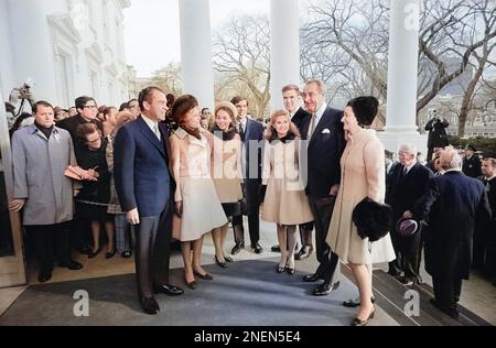 STATI UNITI Il Presidente eletto Richard Nixon, la moglie Pat Nixon e la famiglia sono stati accolti dagli ex Stati Uniti Il presidente Lyndon Johnson e la First Lady Ladybird Johnson alla Casa Bianca prima dell'inaugurazione di Nixon, Washington DC, USA, John T. Bledsoe, Stati Uniti News & World Report Magazine Photograph Collection, 20 gennaio 1969 Foto Stock