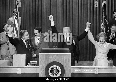 STATI UNITI Il Vice Presidente Nelson Rockefeller e il Vice Presidente candidato Bob Dole, Stati Uniti Il presidente Gerald Ford, First Lady Betty Ford, celebra la candidatura vincente alla Republican National Convention, Kansas City, Missouri, USA, John T. Bledsoe, STATI UNITI News & World Report Magazine Photograph Collection, 18 agosto 1976 Foto Stock