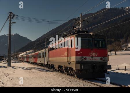 Austria rosso treni passeggeri veloci nella stazione di Ardning 02 10 2023 Foto Stock