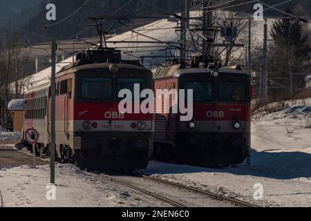 Austria rosso treni passeggeri veloci nella stazione di Ardning 02 10 2023 Foto Stock