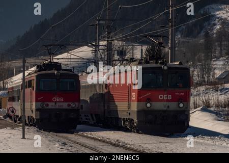 Austria rosso treni passeggeri veloci nella stazione di Ardning 02 10 2023 Foto Stock